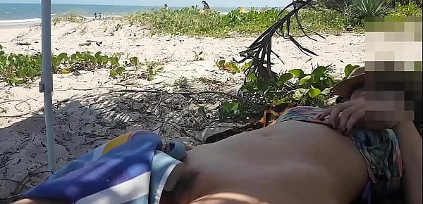  Esposa pelada na praia provocando a macharada